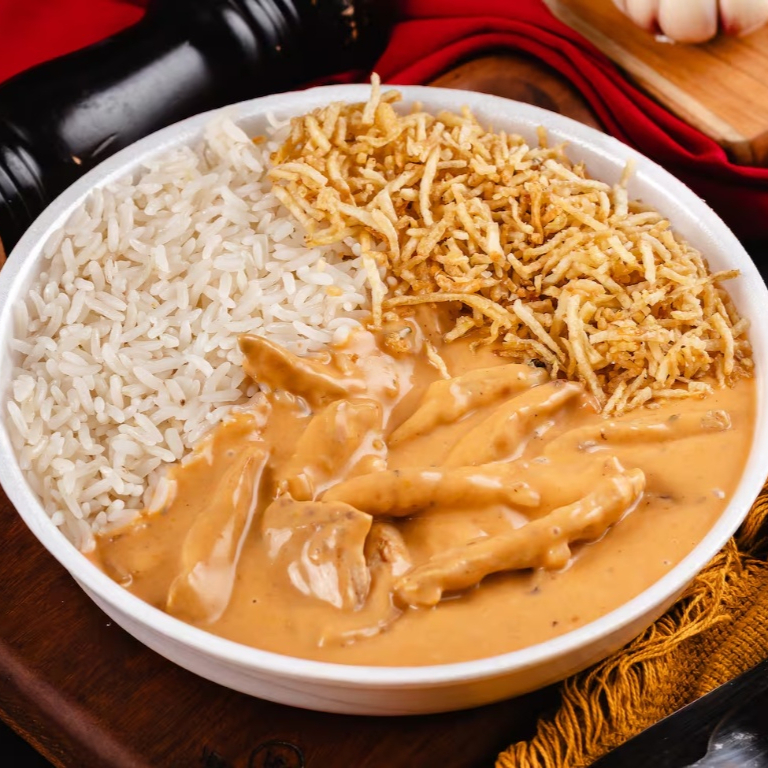 Arroz soltinho, Strogonoff de Frango cremoso, batata palha ou purê de batata. (Escolha na observação).