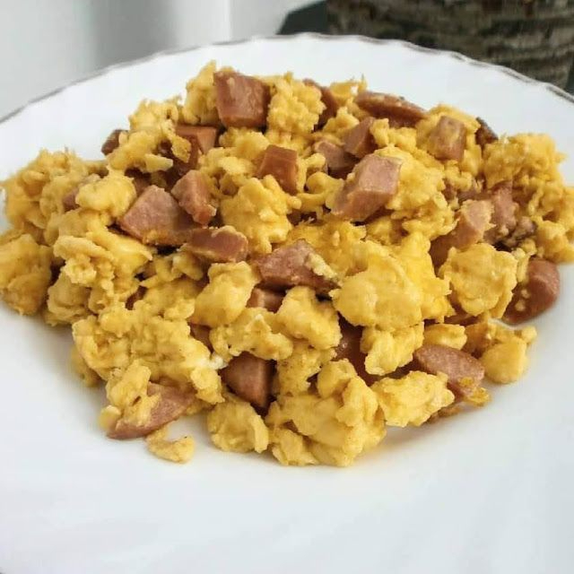 Huevo revuelto con salchicha