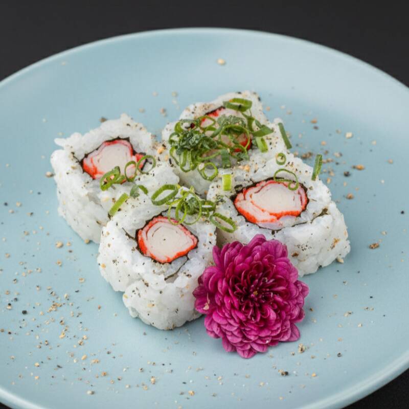 Kani, arroz japonês, cream cheese e gergelim moído.