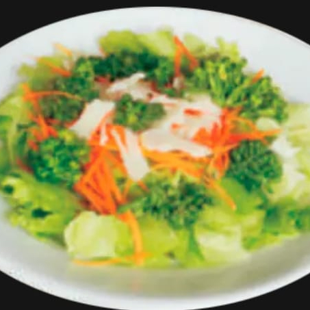 alface americano, brócolis, cenoura, kani-kama desfiado temperada com azeite de oliva.