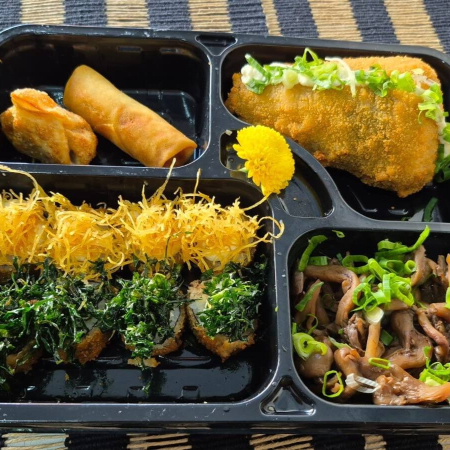 8 Hot holls 1 temaki empanado 1 guioza 1 harumaki de queijo 1 porcao de shimeji