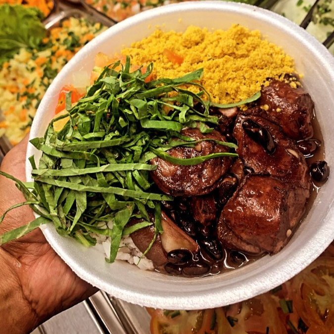 Arroz, feijoada, farofa, couve e vinagrete