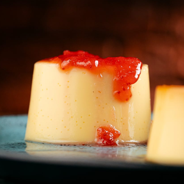 Pudim chocolate branco com geleia de morango. 140g