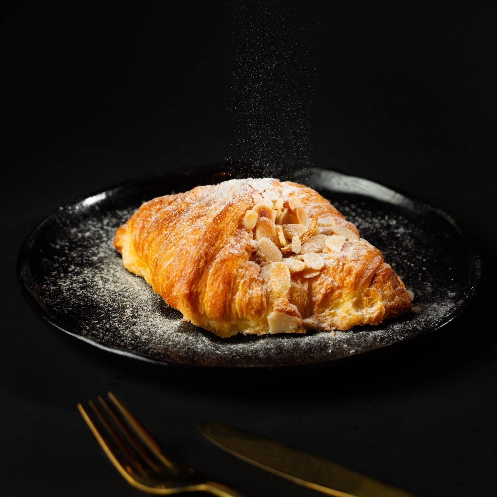 Croissant de amêndoas levemente aquecido.
Obs.: a Bertoni Doces não altera nenhum produto ou retira/adiciona ingrediente.