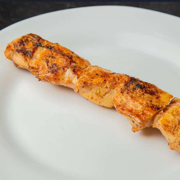 Suculento espeto de filé de frango.