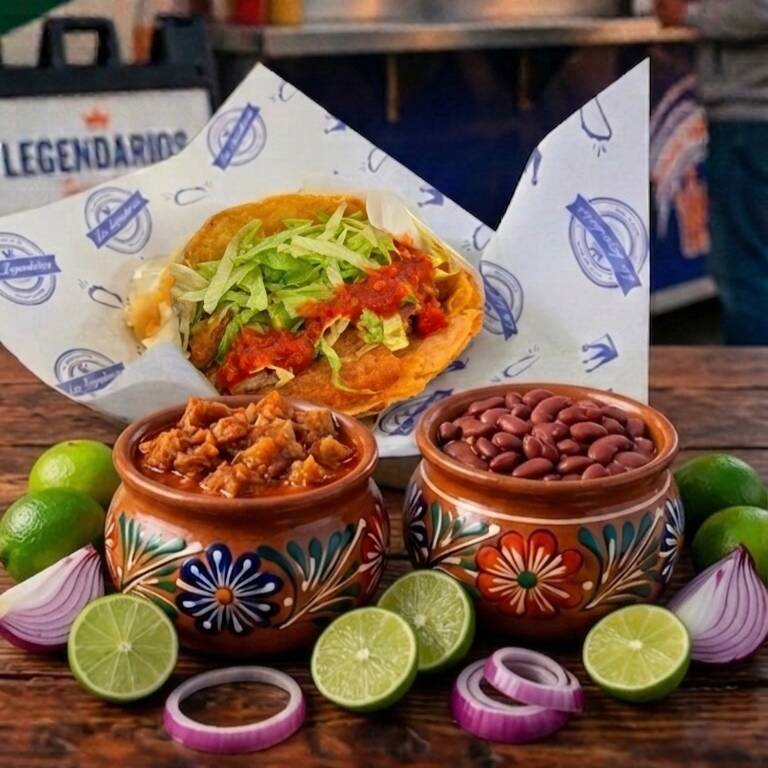 Taco a Vapor de Chicharron con Frijol