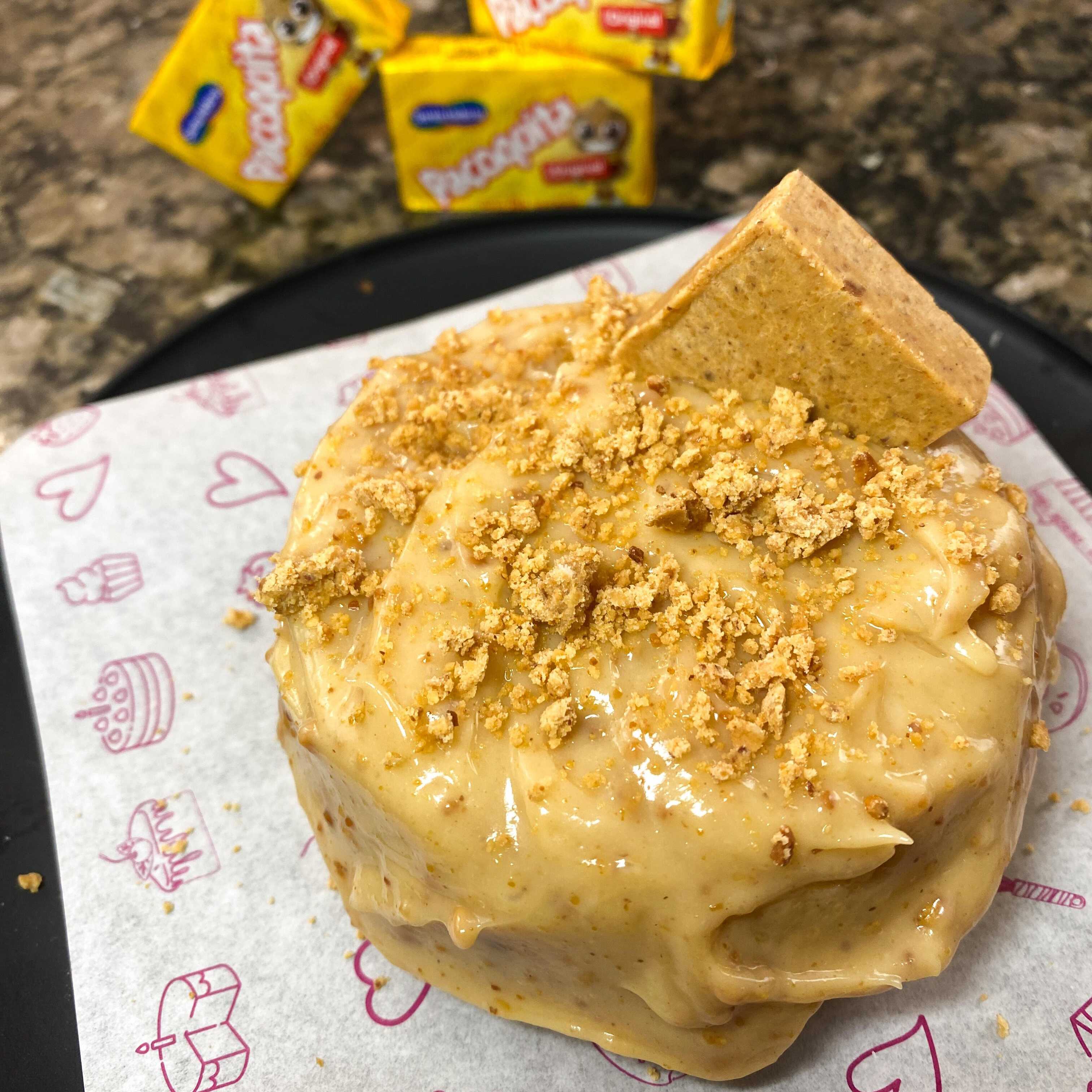 Massa branca, recheada com creme de paçoca e finalizada com paçoca.