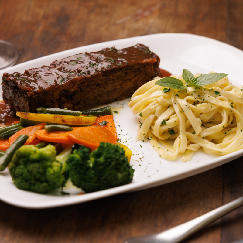 ENTRADA: Salada Italy - Mix de folhas, tomate, ovo, croutons e molho da casa. PRATO PRINCIPAL: Costela Assada lentamente no forno a lenha. Acompanha legumes assados e talharim na manteiga e sálvia. SOBREMESA: Brownie de chocolate caseiro com calda de chocolate e gelato de creme.