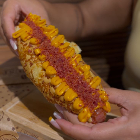 Pão de parmesão, linguiça defumada ,cheddar cremoso e farofa de bacon .