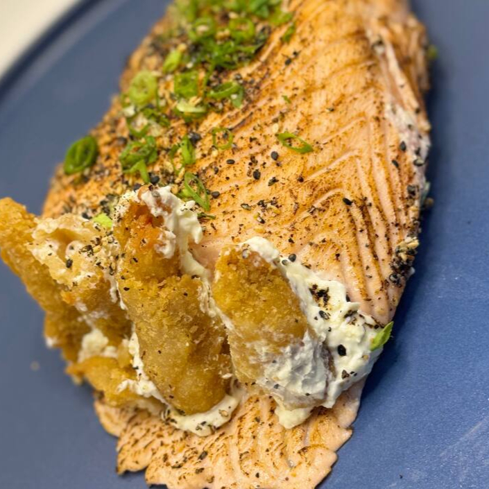 Filé de salmão fresco, arroz japonês temperado, cream cheese cremoso. Um temaki generoso e irresistível para quem ama sabor e textura! Escolha o Seu preferido.