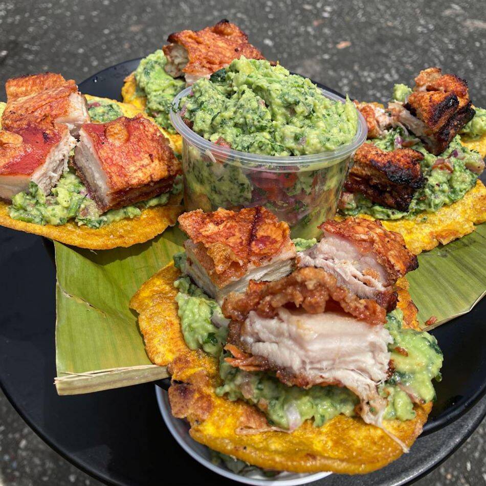 Entrada de Tostadas con Guacamole y Chicharron
