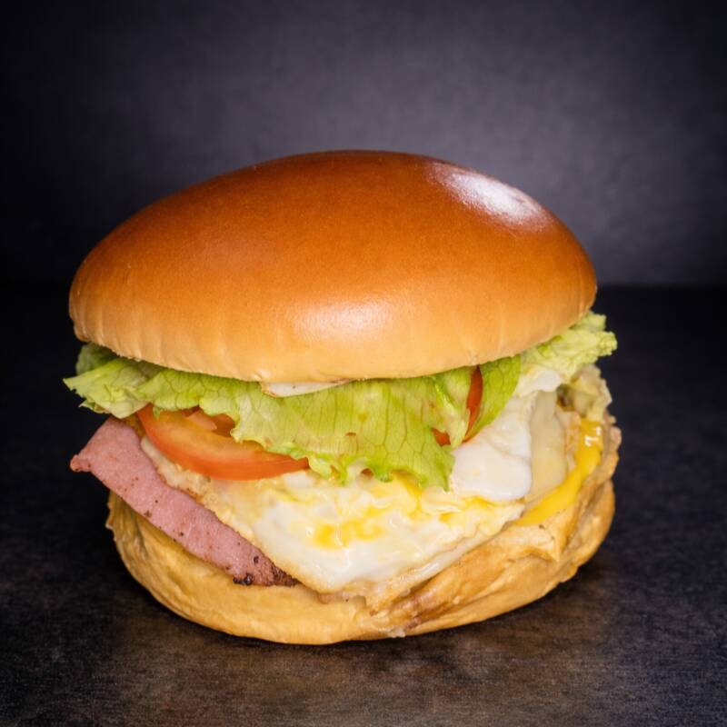 Pão Brioche, Maionese, Hamburguer artesanal 120g , queijo mussarela, presunto, tomate, alface, ovo.