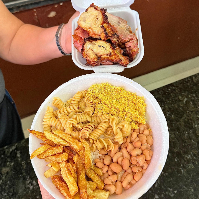 Arroz, feijão, 3 acompanhamentos + SALADA e 2 opções de carnes