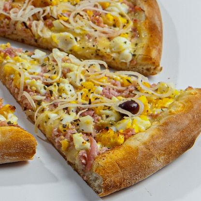 Molho de tomate, mussarela, presunto, ovo, ervilha, milho. palmito e cebola.