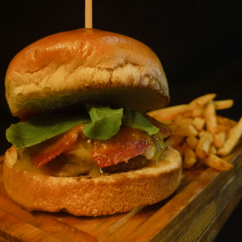 CARNE ANGUS + MOLHO DA CASA + MUÇARELA + BACON + RÚCULA E MOSTARDA
