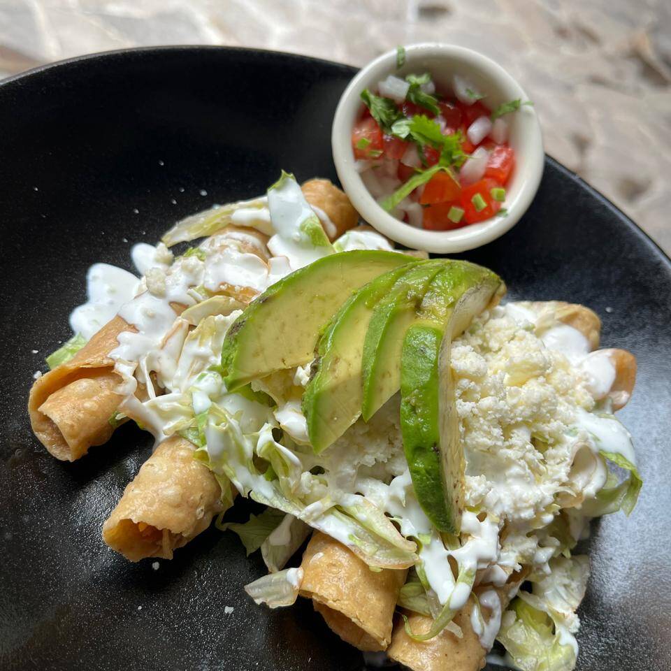 Tacos Dorados de Pollo o Frijoles