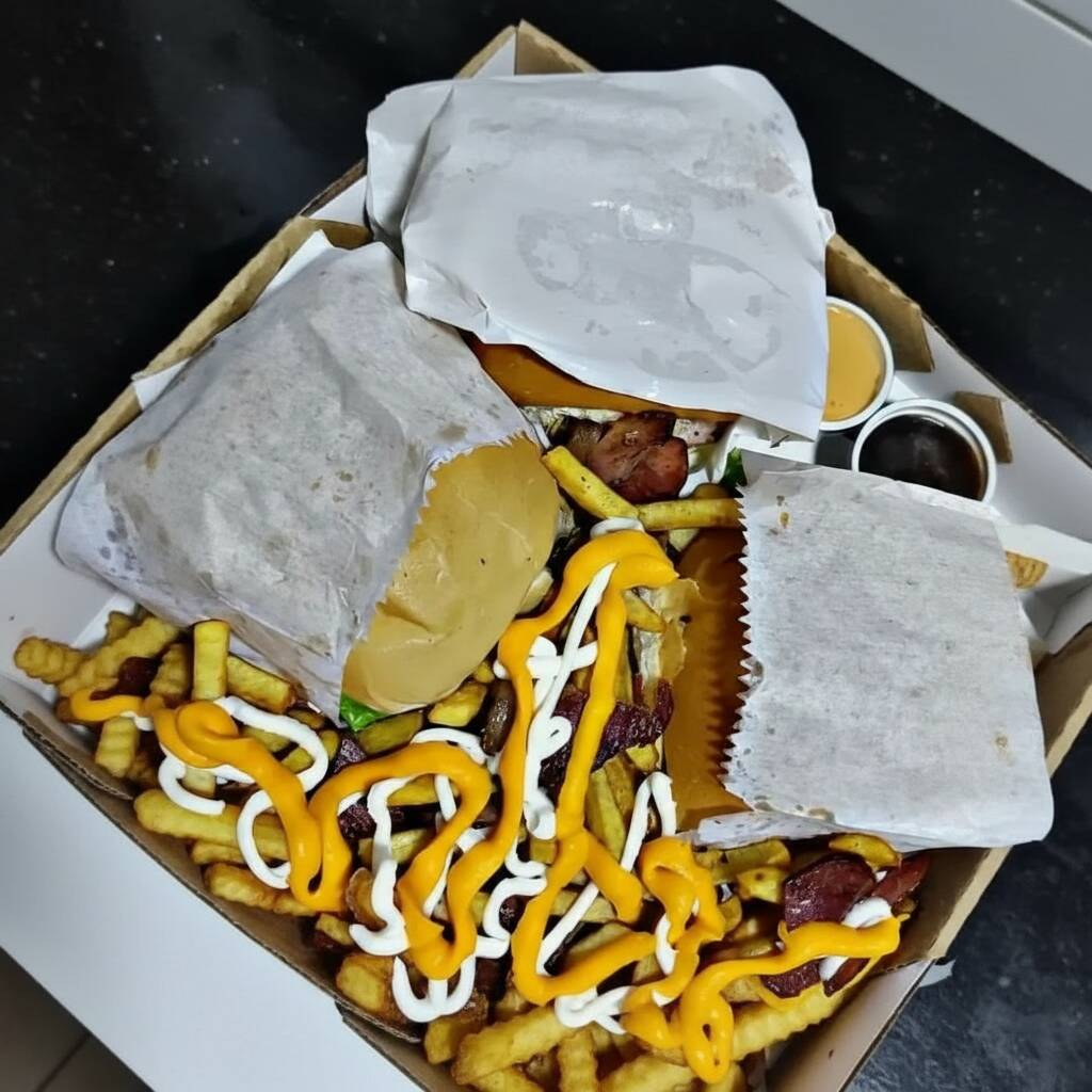 1 x frango 1 x Salada 1 bacon mais 300 gramas de batata