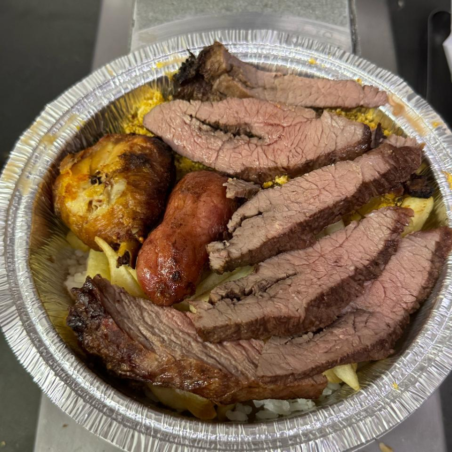 Arroz, feijão, farofa, frango, linguiça e carne assada