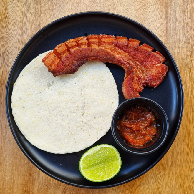 Chicharron ahumado, arepa y hogao