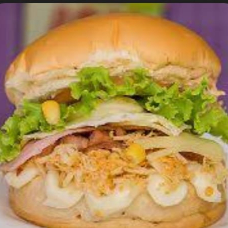 Pão gourmet, frango desfiado, hambúrguer artesanal de 120 gramas, queijo, presunto, milho, ervilha, tomate, alface e maionese caseira