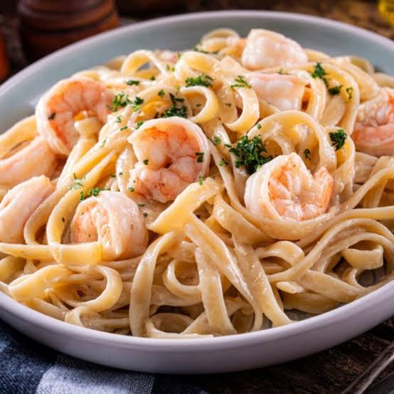 Fetuccini Alfredo con Camarón