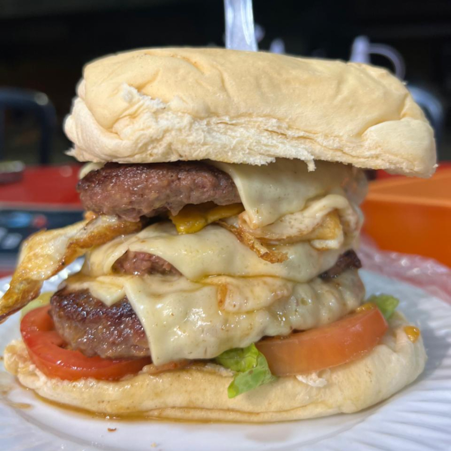 PÃO,2 CARNES (OPÇÕES : HAMBÚRGUES,FRANGO,LOMBO OU CALABRESA) 3 QUEIJOS,OVO E SALADAS
