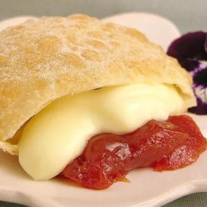 Pastel de Goiabada e Queijo Mussarela