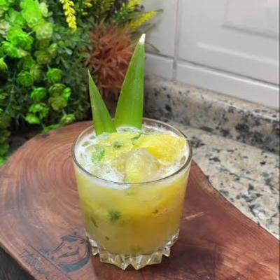 Abacaxi e Hortelã, (Vodka, Saque ou Cachaça.)