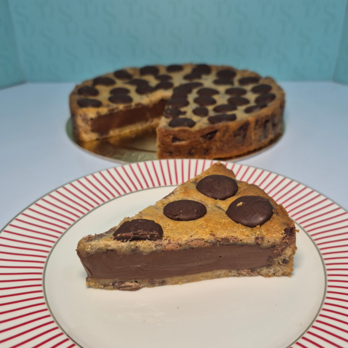 Fatia de torta cookie tradicional com gotas de chocolate, crocante por fora e macia por dentro, recheada generosamente com Nutella . Uma sobremesa irresistível, perfeita para os apaixonados por Nutella. ######Tags######## cookie tradicional, doce de leite, cookie americano, cookie recheado, red velvet, Mm´s, cookie chocolate, leite Ninho, brigadeiro preto, brigadeiro branco, promoção, promocao, desconto, barato, cupom, grátis, oferta, copo da felicidade, Oreo, red velvet, morango, brownie, doce, Nutella, Ovomaltine, kitkat, sobremesa, melhor, entrega grátis, oferta, bolo no pote, melhor, chocolate, cupom, entrega rápida, gratis, trufa, cone, bolo, torta, milk shake, docinho, brigadeiro, festa, comemoração, docinhos, bombom, tortas, Oreo, tortachocooreo, tortas geladas, casadinho,brigadeiro belga, chocolate belga, torta mousse, torta cookie, cookie brigadeiro, cookie Nutella.
