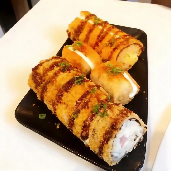 Clássicos hot rolls recheados com salmão e cream cheese, empanados e fritos até ficarem douradinhos, acompanhados de 4 croquetes de salmão crocantes por fora e macios por dentro. Uma combinação perfeita para quem ama sabor e textura!