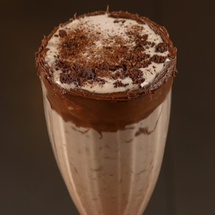 Milkshake cremoso de creme americano batido com Ovomaltine crocante, finalizado com Nutella. Textura absurda, equilíbrio perfeito entre cremosidade e crocância. É o tipo de milk que você pede achando que vai dividir… mas não divide.