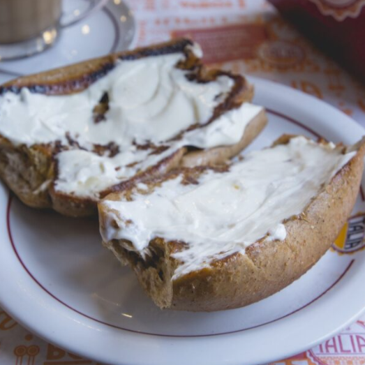 Pão integral macio e saboroso, com requeijão cremoso derretido na medida certa.