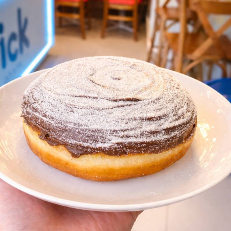 Donut Enorme Recheado, com cobertura e recheio de Avelã com Ninho