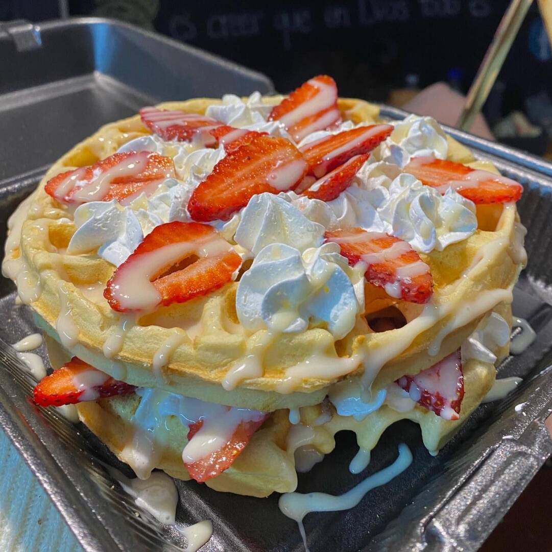 Waffles de Fresas con Crema.