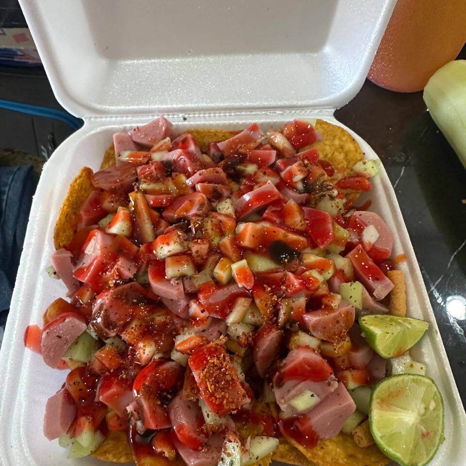 MEGA CHAROLA DE TOSTITOS CON CEVICHE DE SALCHICHA