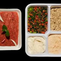 200g Quibe Cru,150g Homus, 150g Baba Ganoush, 150g Coalhada, 150g Tabule, 02 fatias de Pão Árabe.