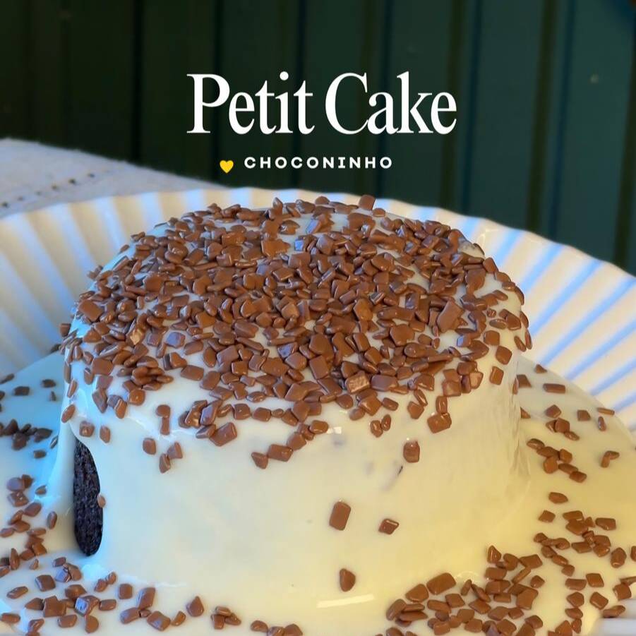 MINI BOLO DE CHOCOLATE RECEHEADO COM BRIGADEIRO 100 % CACAU E COBERTURA DE MOUSSE DE NINHO