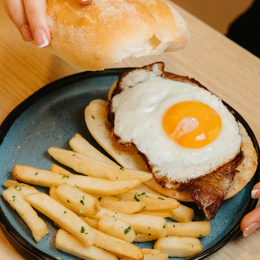 Sandwich Lomito Argentino con Papas
