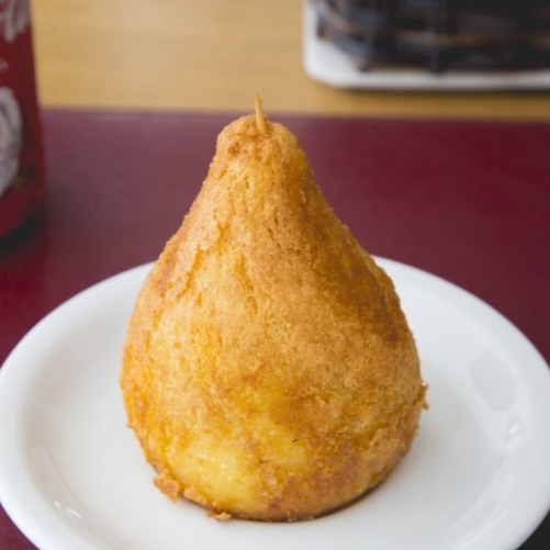 Massa dourada e crocante por fora, com recheio cremoso de frango temperado e Catupiry Original que derrete a cada mordida.