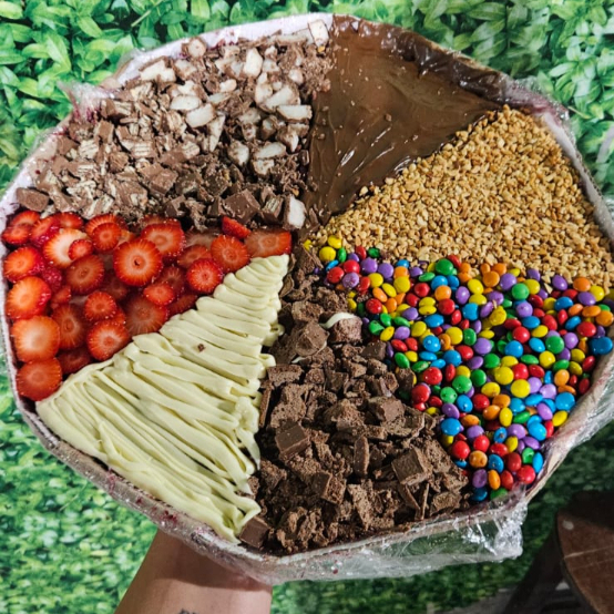 Pizza 8 sabores: kitkat, prestígio, mousse de chocolate, amendoim, confete, creme de ninho, morango e gotas de chocolate