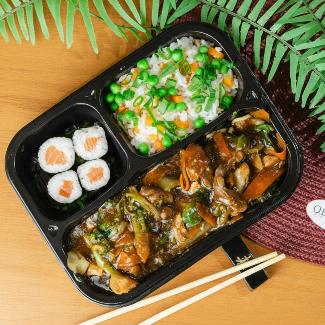 Delicioso combo yakissoba tradicional + 4 Hossomaki salmão + arroz yakimeshi ou gohan.