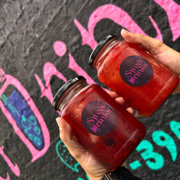 Dupla: caipirinha de morango com mirtilo e caipirinha de morango com kiwi, ambas feitas com vodka, copo de vidro de 600ml.