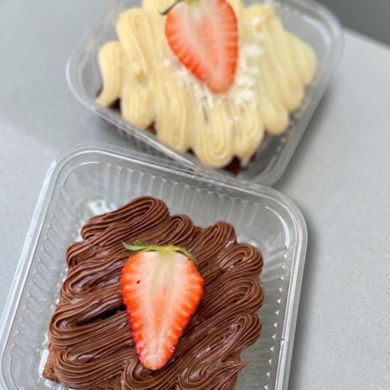 Brownie de 7cm com cobertura de creme de Brigadeiro ou Creme de Ninho e Morango. Escolha o sabor.