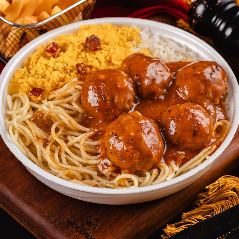 Arroz soltinho, feijão bem temperado, macarrão alho e óleo, farofa crocante, fritas crocantes e almondegas ao molho sugo.