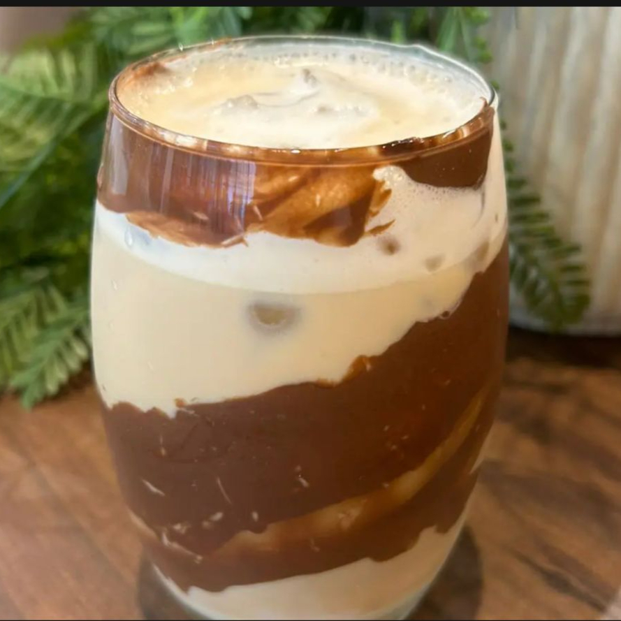 Café expresso gelado com leite e gelo. Suave, refrescante e perfeito para dias quentes — uma opção moderna e deliciosa!