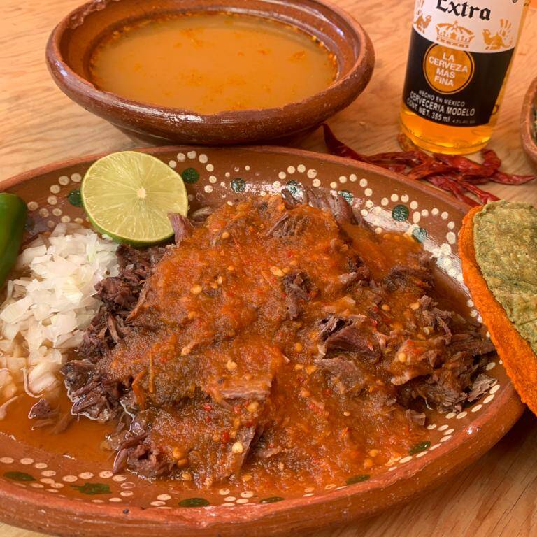 Plato Grande Birria de Res Surtida y consome
