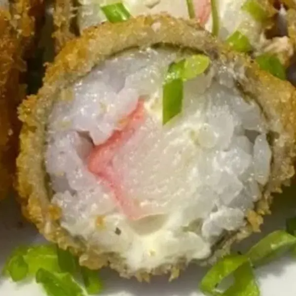 Arroz, cream cheese e kani, enrolados em folha de nori, empanados e fritos.