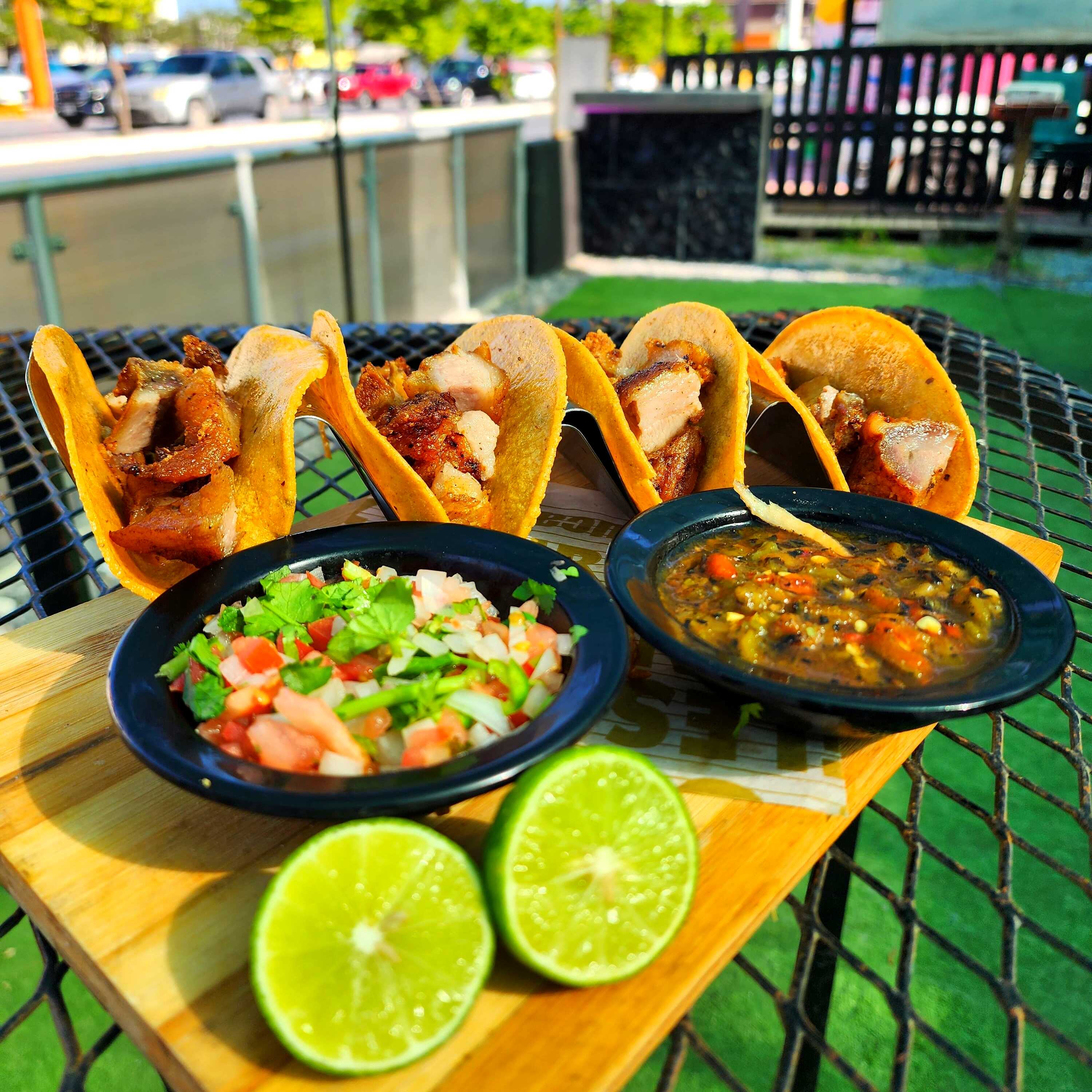 4 Tacos Chicharron Estilo Ramos + Refresco