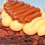 Fatia de brownie com cobertura de brigadeiro de ninho e creme de avelã. 200g