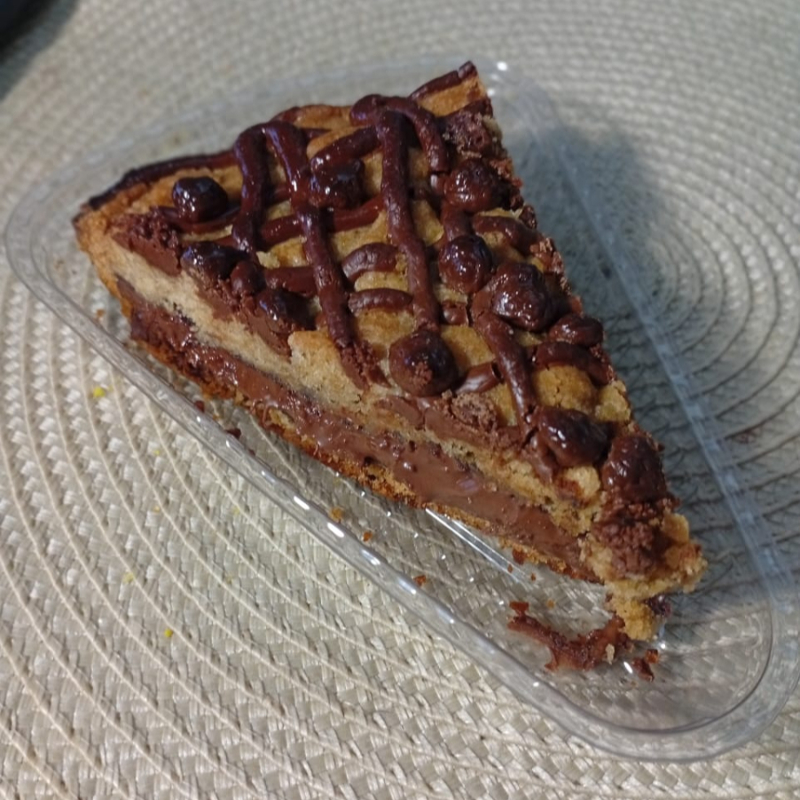 Massa amanteigada que derrete na boca, recheada com MUITA NUTELLA. finalizada com riscos de mais nutella e gotas de chocolate.
